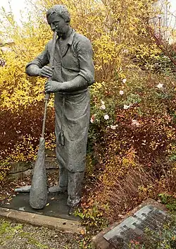 Glasmacherdenkmal von 1994 zum 250-jährigen Jubiläum der Orts- und Fabrikgründung