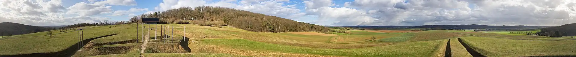 Panoramaaufnahme vom Grabhügel über das Gelände
