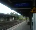 Mittelbahnsteig mit LCD-Zugzielanzeiger und Personenaufzug