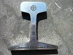Querschnitt durch ein Vignolschienenprofil mit HWR-Logo (ca. 1950)