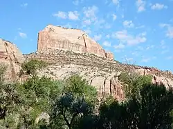 Wie die Flosse eines Wals ragt die Glen-Canyon Gruppe aus den darunter befindlichen massiven Schichten am Boden des Wingate-Sandsteins