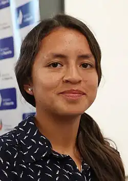 Glenda Morejón trägt eine schwarze Bluse mit weißen Mustern.