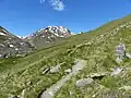 Markierung oberhalb des Höchst­standes von 1850 am Auf­stiegs­weg zum Hoch­joch­hospiz. Links die Rofen­berg­alm.