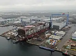 Der Mittelteil der Global Dream in Rostock-Warnemünde