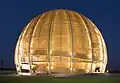 Globe of Science and Innovation in der Nacht