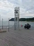 Glockenturm der Seebrücke, im Hintergrund der Streckelsberg (2022)