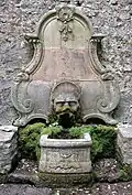 Einer der beiden Wandbrunnen