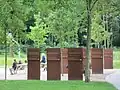 Inschriften auf eisernen Tafeln im Mehrgenerationenpark