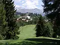 Abschlag von Loch 1 bergab auf ein nach rechts hängendes Fairway.