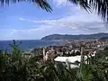Golf von Diano Marina vom Hügel von Cervo aus gesehen. Vorne im Bild die Gemeinde San Bartolomeo al Mare, die in Diano Marina (Hintergrund) übergeht.