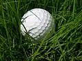 Dimples auf einem Golfball.