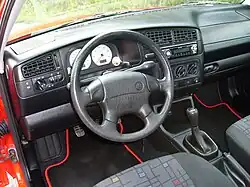 Innenraum (1997, mit nicht originalem Radio)
