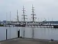 Die Gorch Fock an der Neuen Blücher­brücke im Bootshafen in Mürwik.