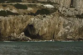 Blick vom Meer auf die Höhle