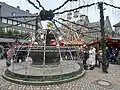 Marktbrunnen zur Zeit des Weihnachtsmarkts im Hellen