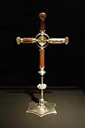 Achat als Schmuckstein an einem gotischen Kreuz des Essener Domschatzes