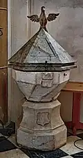 Taufstein mit Steinmetzzeichen