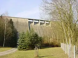 Blick vom Talgrund zur Staumauer