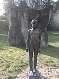 „Grünes Tal“: Bronzejüngling vor Torsowand