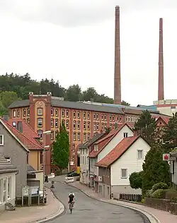 Ortsdurchfahrt mit dem 1908 erbauten, neuen Hafenhaus des Werkes Grünenplan der DESAG