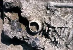 Durankulak-Nekropol. Anthropomorphe Tonfigurinen, entdeckt unter dem Kopf der in Grab 626♀ bestatteten Frau. Frühes Chalkolithikum – Hamangia-Kultur III.