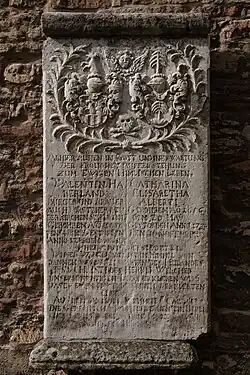Eines der Gräber an der Südost-seite der Kirche