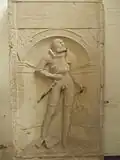 Aufrechtgestellte Grabplatte