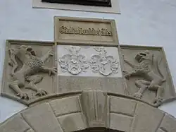 Allianzwappen an der Burg und Inschrift "Gedult ueberwindet alles"