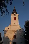 Blick auf die Westfassade und den Kirchturm