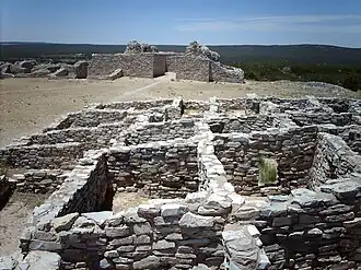 Pueblo in Gran Quivira, im Hintergrund die Ruinen der Spanischen Kirche San Buenaventura