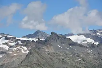 Der Glockenkogel (Bildmitte) vor dem Prägratkees von Südosten. Links dahinter die Granatspitze.