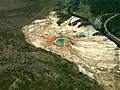 Das Mittlere Geysir-Becken entwässert vollständig in den östlich verlaufenden Firehole River (rechts)