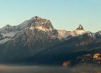 Grand (links) und Petit Muveran (rechts) von Torgon aus gesehen