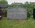 Grab von Lord Harvington und seiner Mutter an der katholischen Marienkirche. Das Dach von Harvington Hall sieht man im Hintergrund.