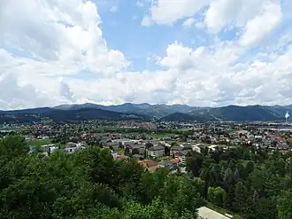 Blick von der Wallfahrtskirche Maria Straßengel auf die Ortschaften Hundsdorf, Rötz (beide links), Gratwein (mittig) sowie Straßengel und Judendorf (rechts im Vordergrund)