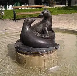Seelöwenbrunnen aus dem Jahre 1966; bei der Adresse Josef-Pongratz-Platz 1 in Graz
