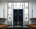 Der Innenraum mit Toraschrein, Bima, Parochet und Ner Tamid