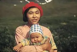 Indigene Frau mit Kind auf Attu, Aufnahme von Malcolm Greany, 1941