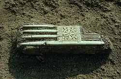 Durankulak – Große Insel. Kamm aus Knochen in situ (10. Jahrhundert). (Regionalmuseum Dobritsch)
