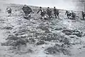 Leichtbewaffnete Soldaten (Evzone) greifen an