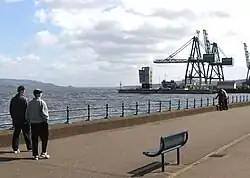 Küstenpromenade von Greenock mit dem Ocean Terminal im Hintergrund