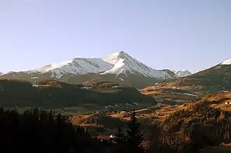von Südost, links des Gipfels der flache Rücken des Sandkogels (2214&nbsp;m), davor die Greimrinne