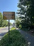 Ortstafel (Vorderseite) am Grengeler Mauspfad (L489).[194][A 6]