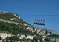 Seilbahn im Sommerbetrieb mit fünf Gondeln