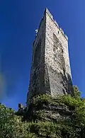 Dreieckiger Bergfried der Burg Grenzau