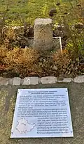 Grenzstein zwischen Obernissa und Eichelborn. Das „O“ auf der hier sichtbaren Seite steht für Obernissa, während die Rückseite ein „E“ für Eichelborn trägt.