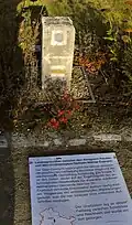 Grenzstein zwischen dem Königreich Preußen und dem Herzogtum Sachsen-Weimar-Eisenach. Der Stein stand an der Grenze von Schellroda und Bechstedt-Wagd und trägt Wegweiser-Markierungen.