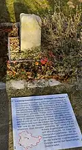 Grenzstein zwischen Thüringen und Bayern. Die Initialen „KB“ weisen auf das Königreich Bayern, das darunter stehende „W“ auf das Hochstift Würzburg hin.