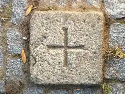 Grenzzeichen aus Granit (15&nbsp;cm × 15&nbsp;cm) mit eingeschliffenem Kreuz, Berlin-Spandau