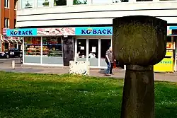 Grenzstein im Bereich des ehemaligen inneren Steintores zwischen der Straße Am Marstall und der Schmiedestraße; im April 2011; im Hintergrund links die Einmündung der Steintorstraße